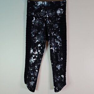 Lululemon Athletica Size 4 Black and White Cropped Leggings for Athleisure
